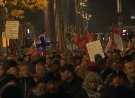 В Германии Ангеле Меркель пригрозили виселицей и гражданской войной (ВИДЕО)