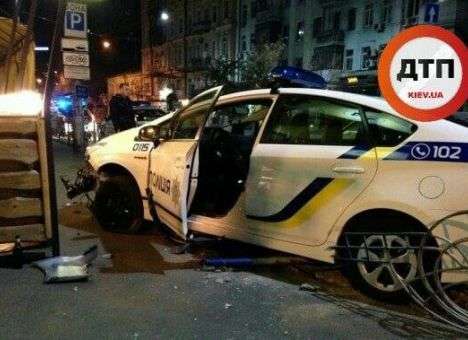 Утром киевские копы разбили свое авто (ФОТО)