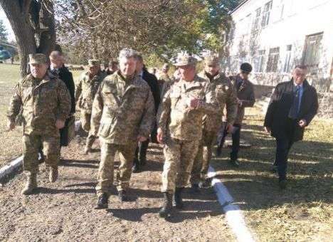 Порошенко в камуфляже привез на Луганщину президентские часы (ФОТО)