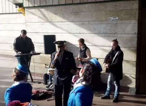 На киевской станции метро выступил легендарный певец (ВИДЕО)