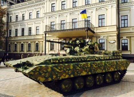 Порошенко в центре Киева показал иностранную военную технику