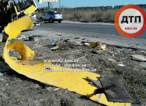 Под Киевом маршрутку разорвало на части (ФОТО)