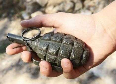 Военный бросился защищать женщину с гранатой в руках