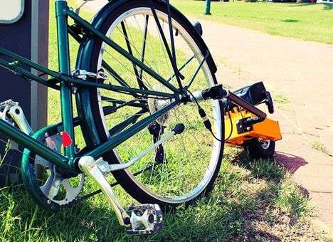 Мини-прицеп добавит электрический привод обычному велосипеду