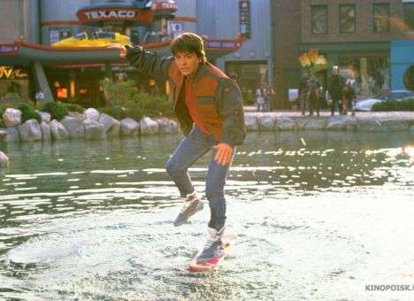 В день «наступления будущего» легендарный актер получил самые необычные в мире кроссовки