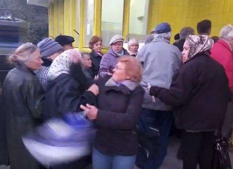 Киевские бабушки подрались из-за бесплатных очков от кандидата (ВИДЕО)