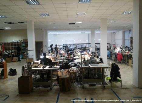 Модный переполох: СБУ «накрыла» цех по пошиву одежды D&G и Adidas (ФОТО)