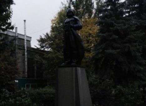 Одесского Ленина замаскировали под первый памятник Дарту Вейдеру (ФОТО)