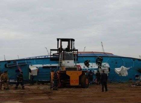 В море и на берегу продолжается поиск тел пассажиров «Иволги»