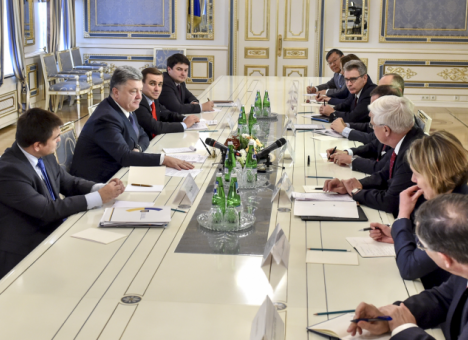 Порошенко рассказал иностранным послам, в чем принципиален