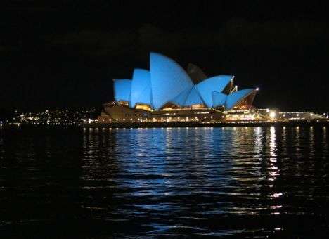 Сегодня около 300 мировых памятников подсветят голубым