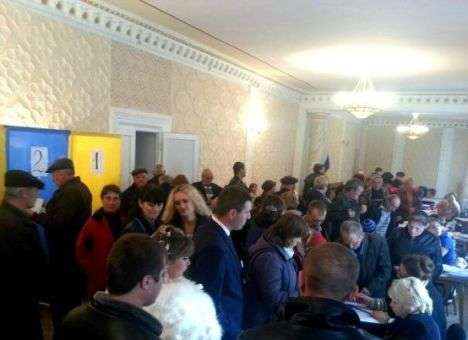 Девушка в свадебном платье приехала на участок сразу после венчания (ФОТО)