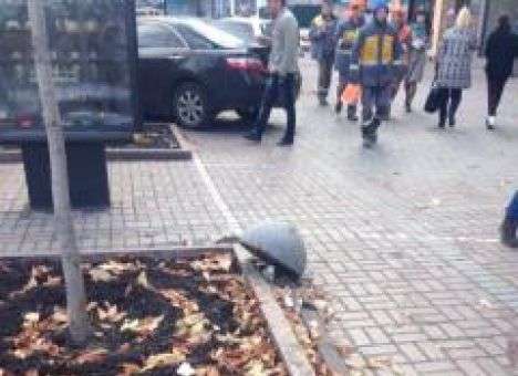Тротуары Крещатика вновь «в плену» машин (ФОТО)