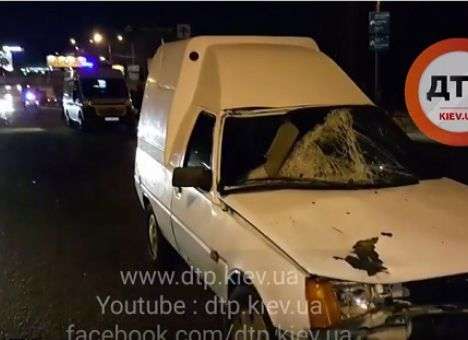 В Киеве под колесами автокофейни погиб парень (ВИДЕО)