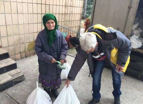 Новоазовский район: жители 4-х пострадавших сел впервые получили помощь от благотворителей (ФОТО)