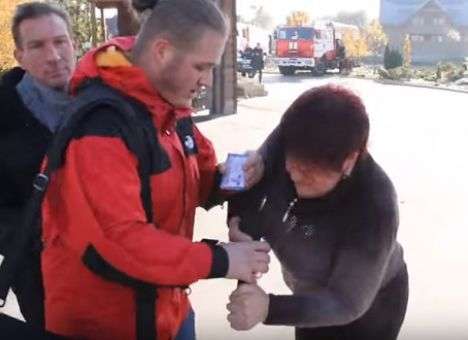 Опубликованы кадры нападения хозяйки развлекательного комплекса на журналистов (ВИДЕО)