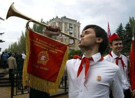 Путин возвращает в российские школы пионеров