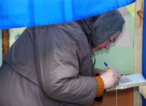 Пока вы не идете на выборы, ваше будущее определяют бабушки, - политолог