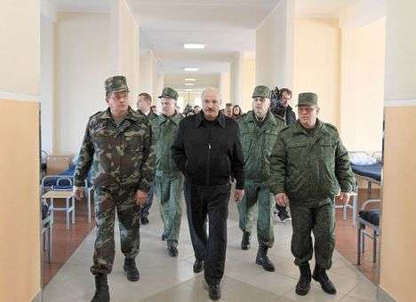 Лукашенко заявил, что никакие «мускулы» не раскачают Беларусь