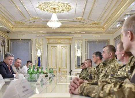 Порошенко встретился с бойцами, вернувшимися домой из плена (ФОТО)