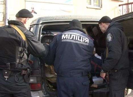 В центре Киева задержали авто, набитое балаклавами, дубинками и наручниками (ФОТО, ВИДЕО)