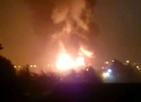 Столб огня и дыма: Опубликованы первые кадры мощного пожара в пригороде Лондона (ФОТО)