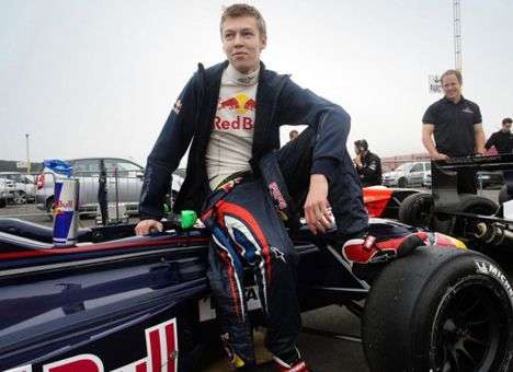 Российский гонщик Формулы 1 сдал на водительские права