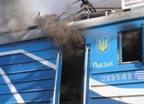 Локомотив пассажирского поезда вспыхнул по дороге в Одессу (ФОТО)