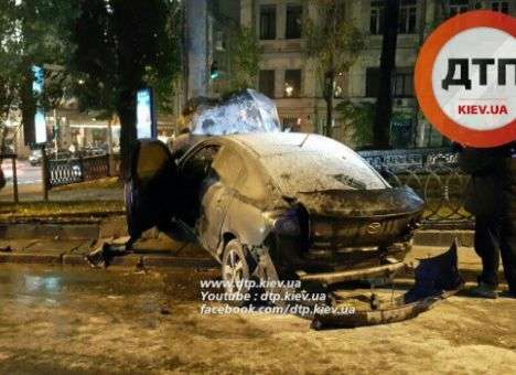 В центре Киева авто охватило огнем (ФОТО)