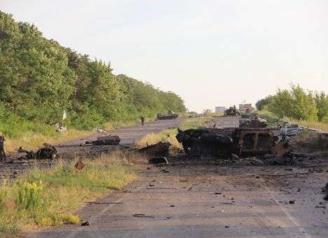 Разбитую технику в Донбассе растаскивают вместе с останками