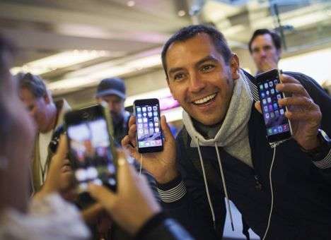 Ученые рассказали, как люди попадают в зависимость от смартфона