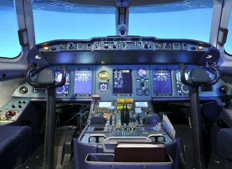 Во время полета на борту российского самолета треснуло стекло