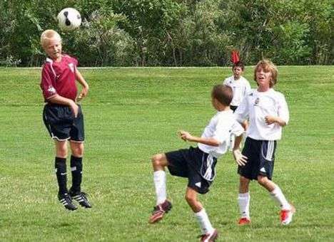 В США детям запретили играть головой в футбольных матчах