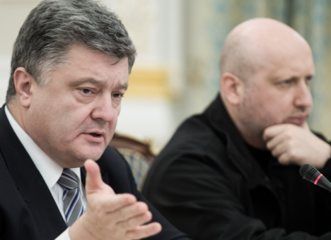 Порошенко разрешил открывать огонь на поражение в зоне АТО