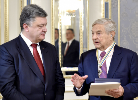 Порошенко наградил орденом скандально известного финансиста