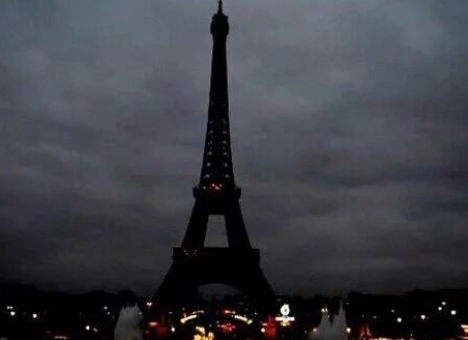 Количество жертв терактов в Париже превысило 150 человек