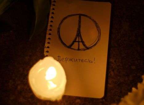 К посольству Франции в Украине целую ночь несли цветы (ВИДЕО)