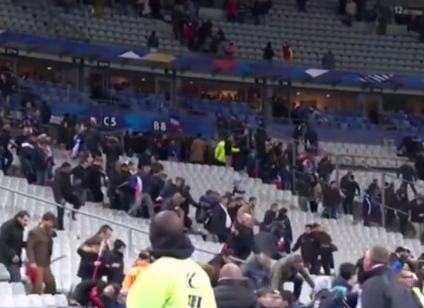 Очевидцы публикуют видео взрывов на стадионе в Париже (ВИДЕО)