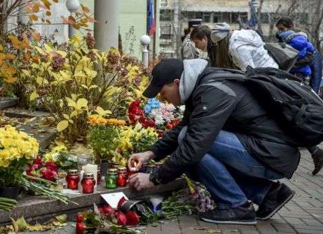 Киевляне весь день несут цветы к посольству Франции (ФОТО)
