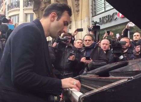 На месте одного из терактов в Париже сыграли «пацифистский гимн» (ВИДЕО)