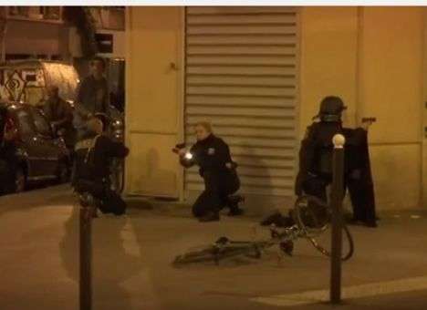 Париж напуган до смерти: Услышав выстрелы, люди падали в цветы (ВИДЕО)