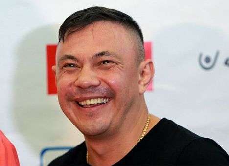 Тренер знаменитого боксера продает знаки отличия, собирая деньги на операцию