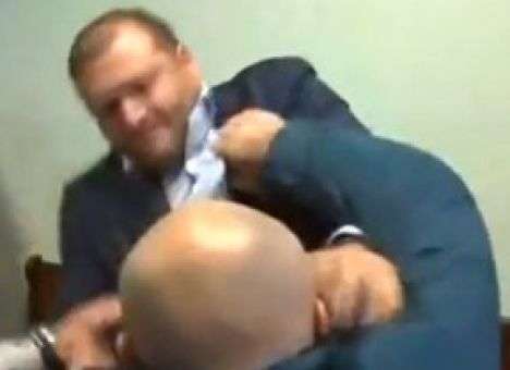 Идиоты: «Избитый» Добкин обиделся на журналистов (ВИДЕО)