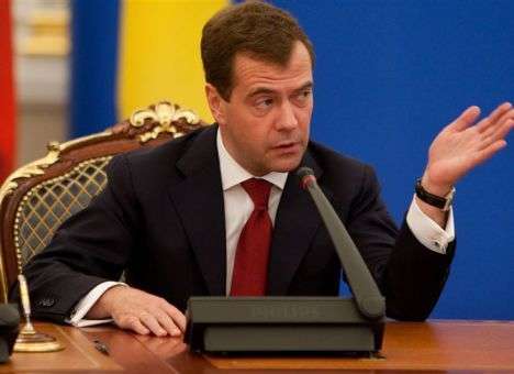 Медведев дал понять Яценюку, что его расчеты сделаны «на коленке»