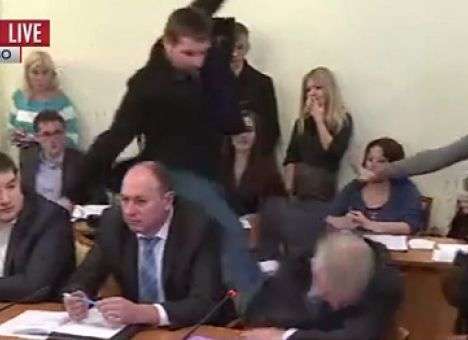 Как разъяренный Парасюк набросился на СБУшника (ВИДЕО)