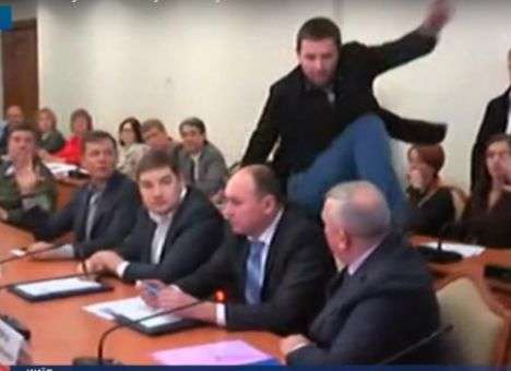 Парасюк пояснил, зачем ударил ногой замначальника управления СБУ