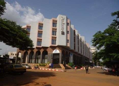 Около 200 заложников удерживают преступники в отеле Мали