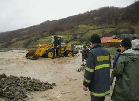 На Закарпатье борются с подтоплениями (ФОТО)