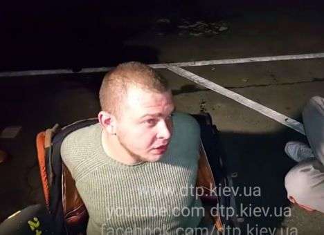 Ночные гонки: Уходя от погони, парень протаранил полицейские авто и сбил копа (ВИДЕО)