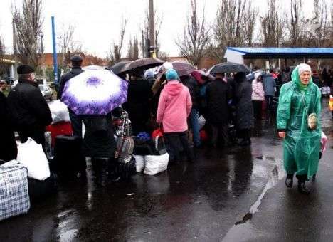 Тяготы ожидания: В очередях на автобус, курсирующий между блокпостами, стоят по 500 человек (ФОТО)